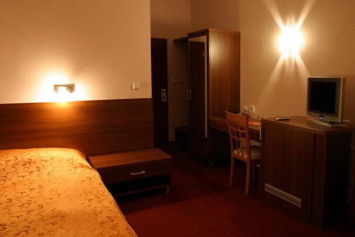 Hotel Jelen Hlohovec Room photo