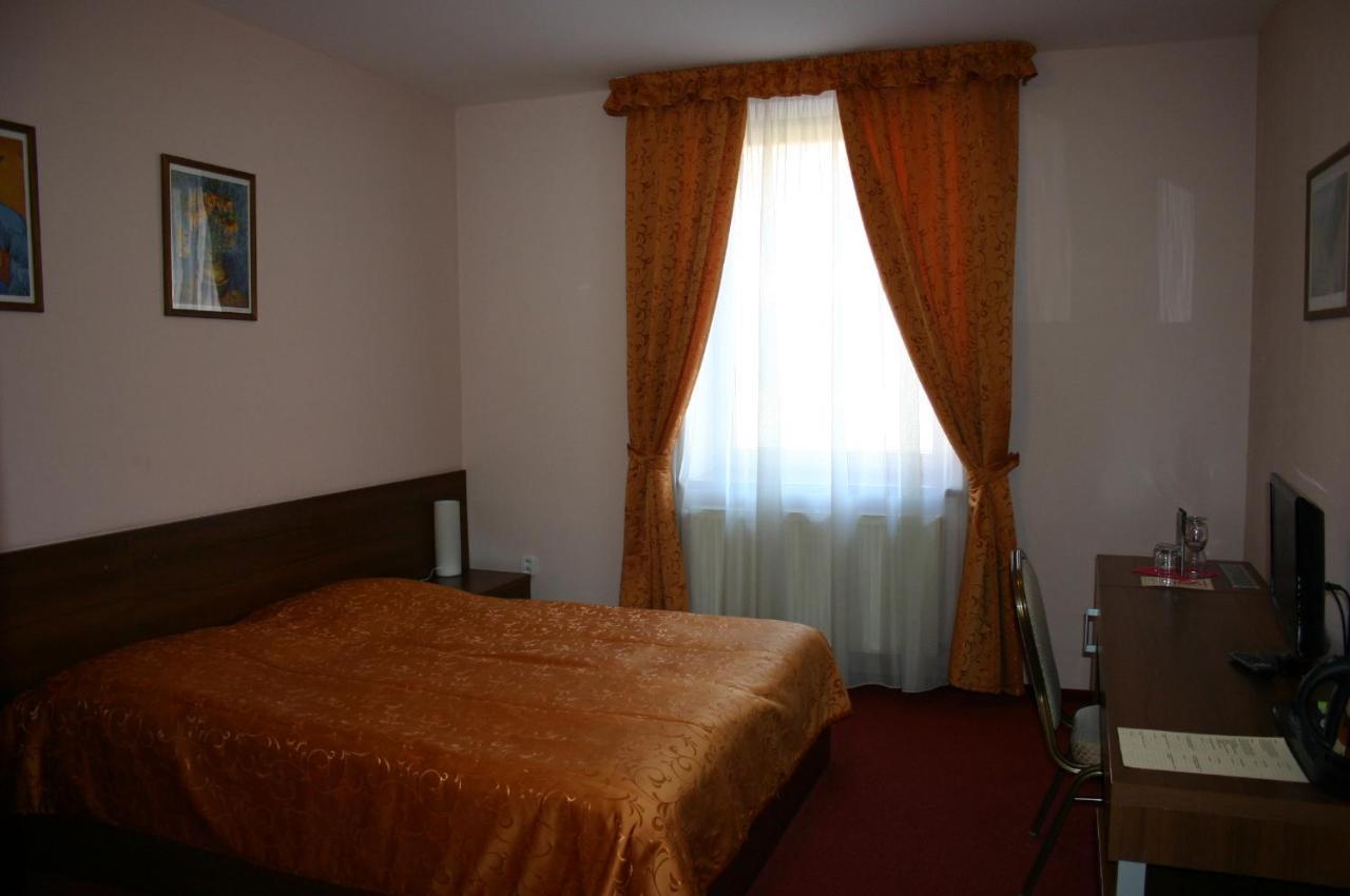 Hotel Jelen Hlohovec Room photo